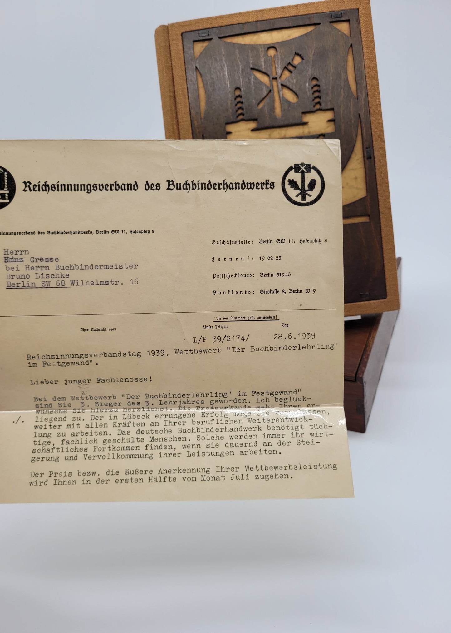 Gesellenstück mit Preisverleihung "Der Buchbinderlehrling im Festgewand" (+Holzschuber)