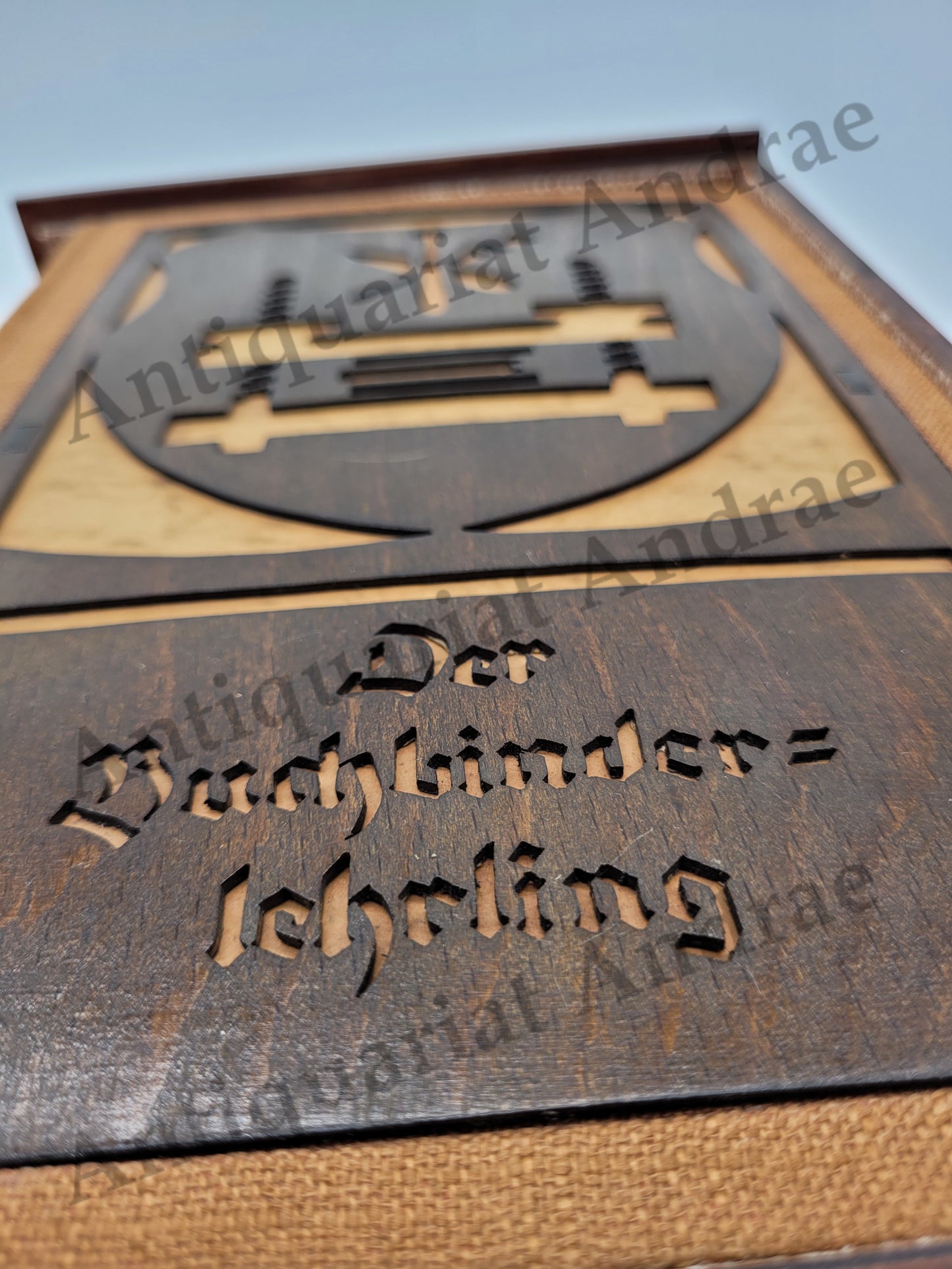 Gesellenstück mit Preisverleihung "Der Buchbinderlehrling im Festgewand" (+Holzschuber)