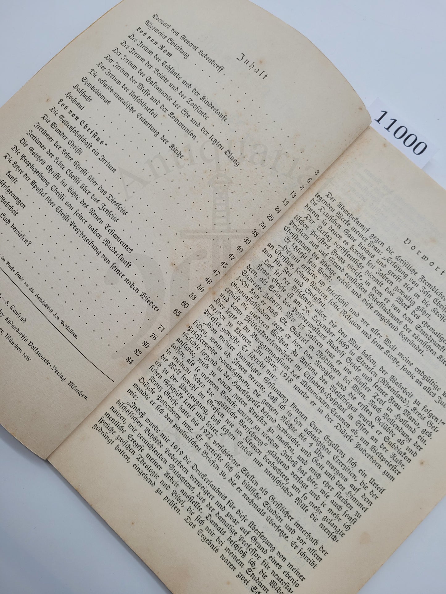 Ein Priester ruft: ,,Los von Rom und Christo"