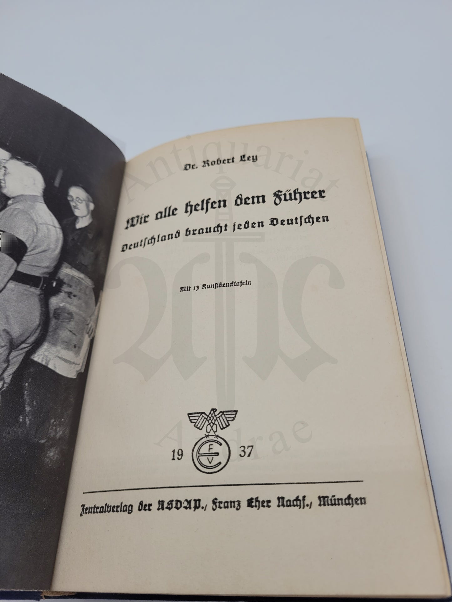 Wir alle helfen dem Führer (Erstauflage) (Orig. Schutzumschlag)